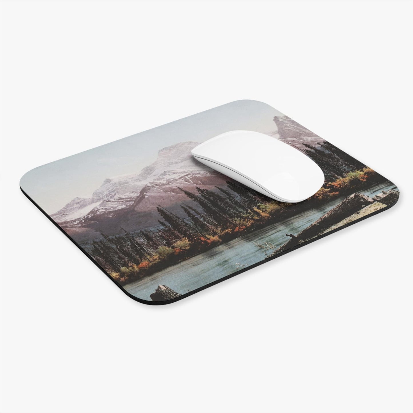Beautiful Mountain Computer Desk Mouse Pad With White Mouse